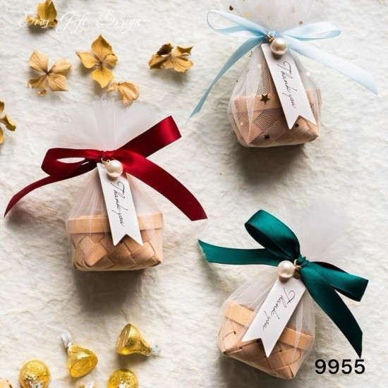 קופסת מתנה קלועה עם סרט סאטן ותגית “Thank You”