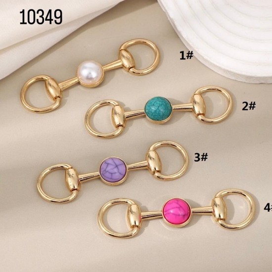 אבזם מתכת עם אבן דקורטיבית