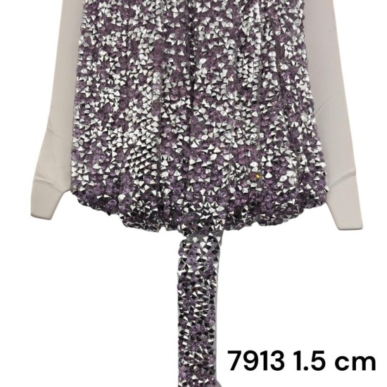 סרט אבנים סגול‑כסף פירמידלי עם דבק 1.5 ס״מ 7913