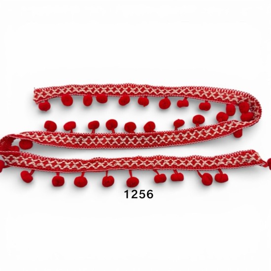 סרט פונפונים אדום עם עיטור לבן – דגם 1256 | מחיר למטר