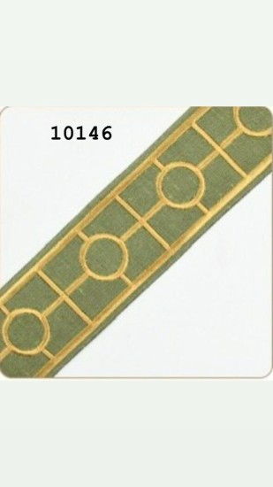 סרט קישוט ירוק עם דוגמת עיגולים